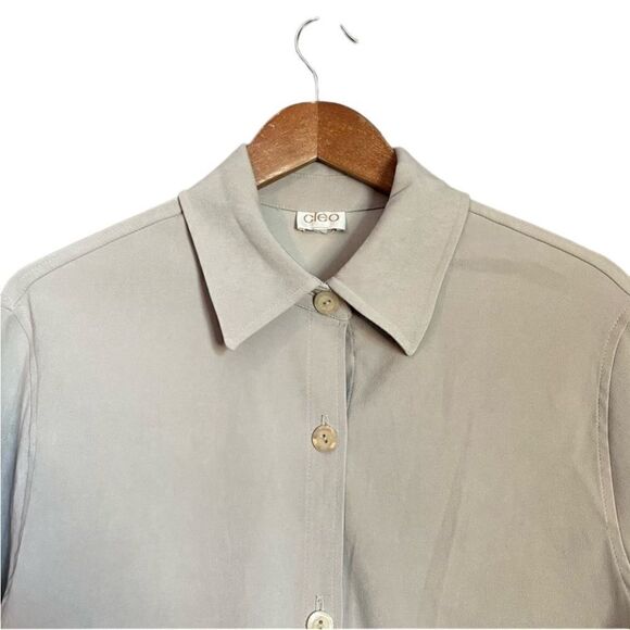 3 for $30! Cleo button up shirt with pockets. Size large - Picture 2 of 10